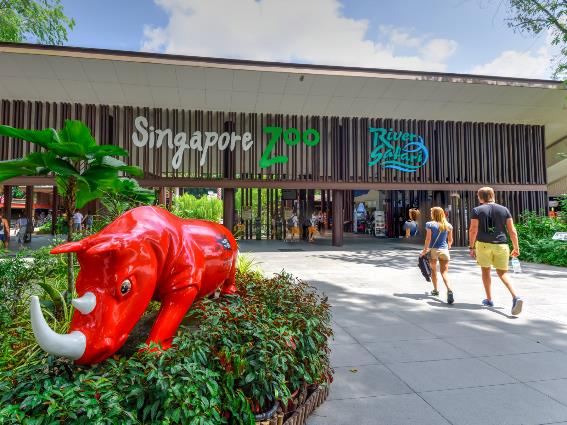 Los visitantes entran en el zoológico de Singapur, justo afuera de la entrada