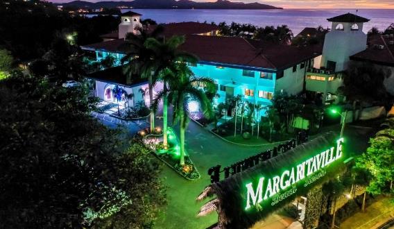 Margaritaville Beach Resort Playa Flamingo, uno de los mejores resorts todo incluido en Costa Rica, fotografiado por la noche