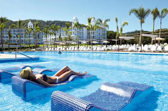 Mujer tomando el sol en uno de los mejores resorts todo incluido de Costa Rica, el Riu Palace en Coco
