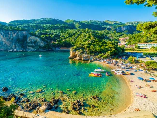 Paleokastritsa, Corfú, una de las mejores opciones para la mejor playa de Grecia, con hermosas aguas azuladas y exuberante vegetación alrededor de la costa