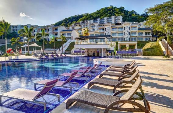 Para una pieza sobre los mejores resorts todo incluido en Costa Rica, la piscina y las hermosas habitaciones con vista a la piscina en Planet Hollywood Costa Rica, An Autograph Collection