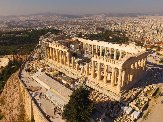 Partenón en la Acrópolis de Atenas, una de las mejores cosas que hacer en Grecia, como se ve en una foto aérea
