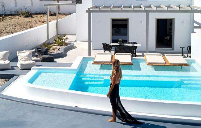 El hotel Phos The Boutique, uno de los mejores de Santorini, fotografiado desde la zona de la piscina