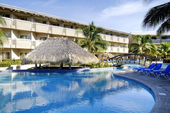 Piscina azul y área que la rodea en uno de los mejores resorts todo incluido en Costa Rica, el Fiesta Resort