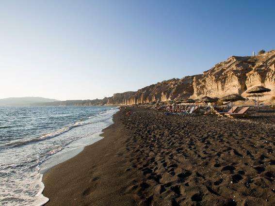 Playa de arena negra en Santorini, una de las mejores cosas que hacer allí
