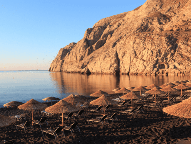 Playa de Kamari, uno de los mejores lugares para alojarse en Santorini
