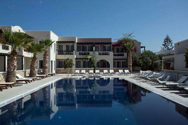 Piscina en uno de los mejores hoteles de Santorini, el Rose Bay Hotel
