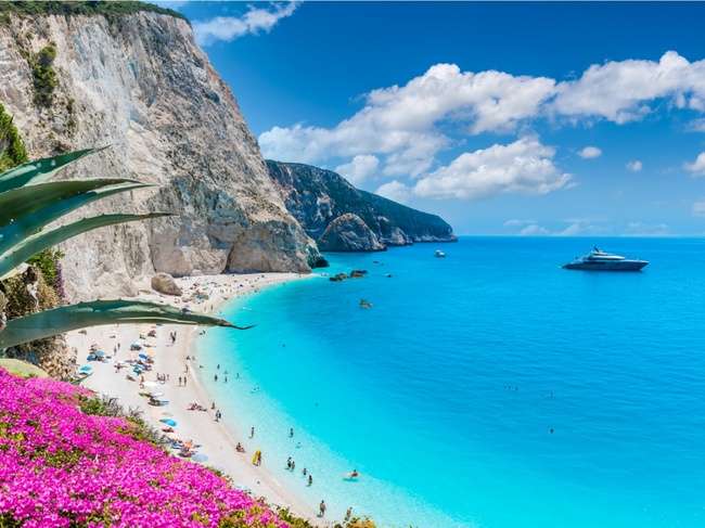 Porto Katsiki, una de las mejores playas de Grecia, vista desde la cima de una colina con flores en el lado izquierdo de la foto