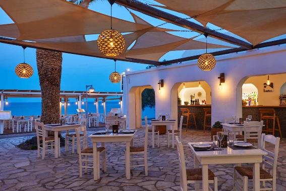 Psatha, uno de los mejores restaurantes de Santorini, en la foto en el patio