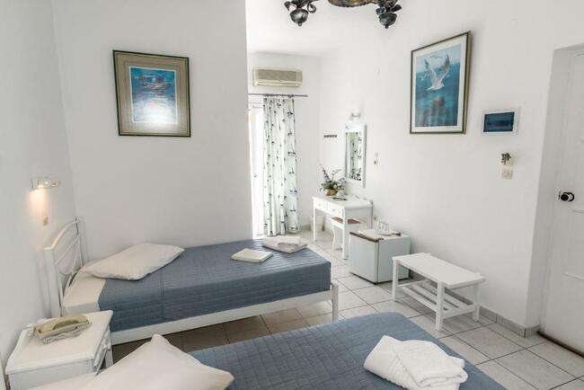 Habitación en el Hotel Asimina, uno de los mejores hoteles de Santorini, con dos camas completas