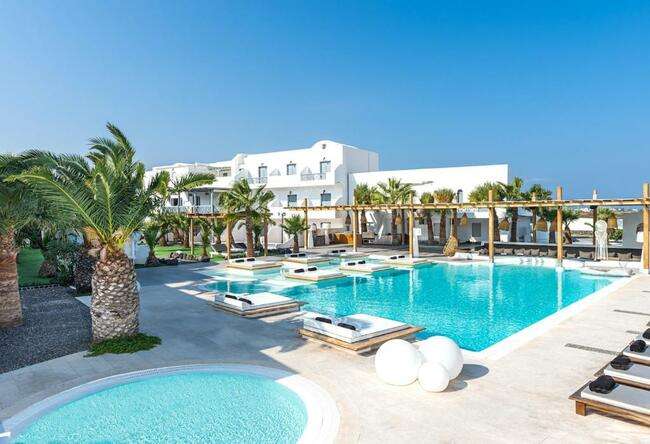 Smy Mediterranean White, uno de los mejores hoteles de Santorini, fotografiado en la zona de la piscina de día