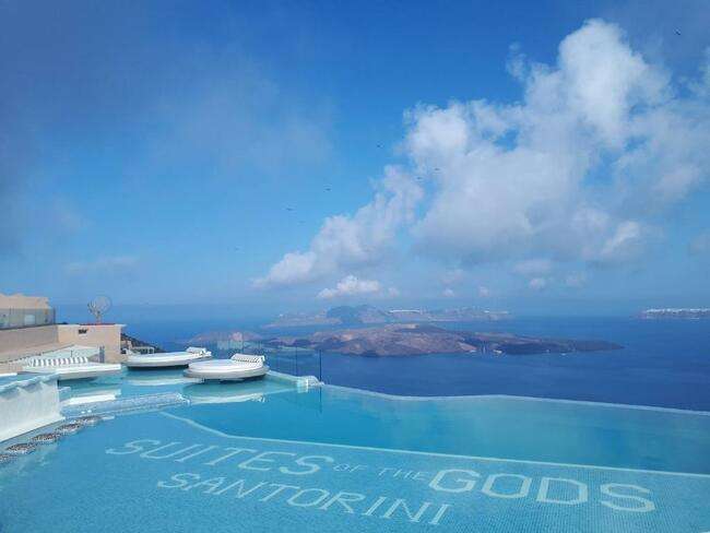 La piscina infinita del hotel Suites of the Gods Cave Spa con vistas al océano para un artículo sobre los mejores hoteles de Santorini