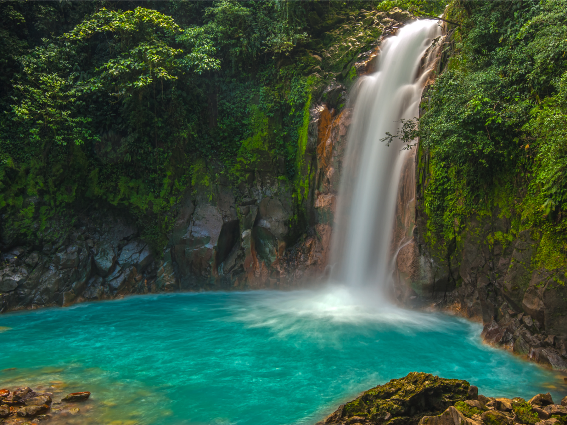 Surrealista Cascada río Celeste, una de las mejores cosas que hacer en Costa Rica, con zonas verdes prístinas y rocas cubiertas de musgo