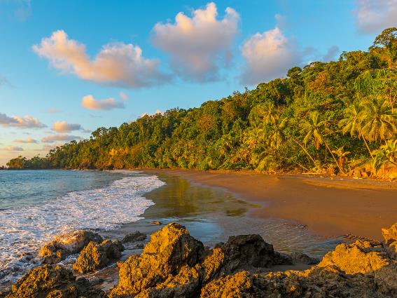 Tamarindo, uno de los mejores lugares para alojarse en Costa Rica, al atardecer