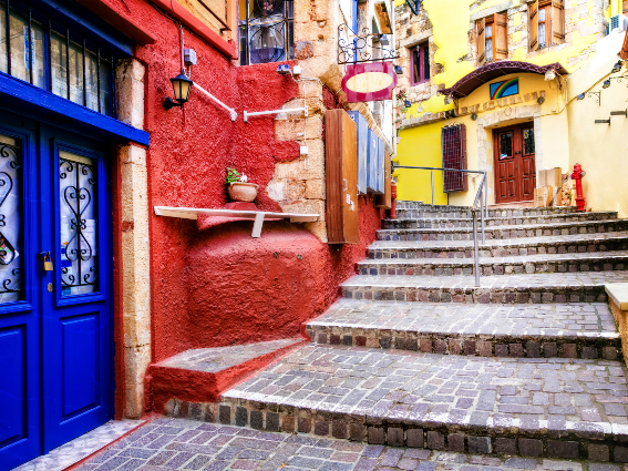 Un montón de colores frescos y vibrantes en una de las mejores cosas que hacer en Grecia, Creta