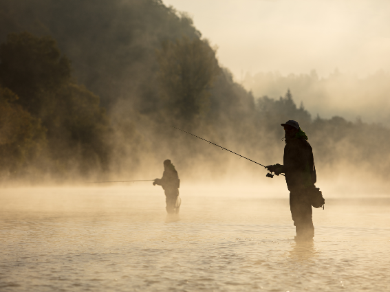 Una de las mejores cosas que hacer en Costa Rica, dos hombres fotografiaron la pesca con mosca en una mañana de niebla
