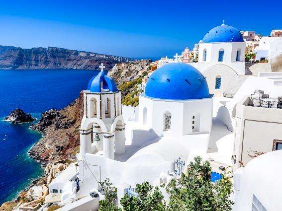 una de las mejores cosas que hacer en Santorini, visitar una iglesia de cúpula azul
