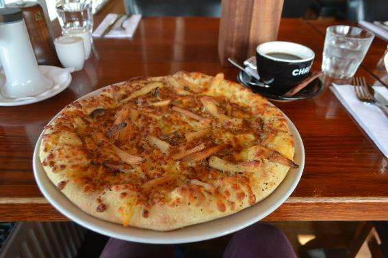 Una porción de Pizza Nautabanans bien hechos con café en Greifinn, uno de los mejores restaurantes de Islandia