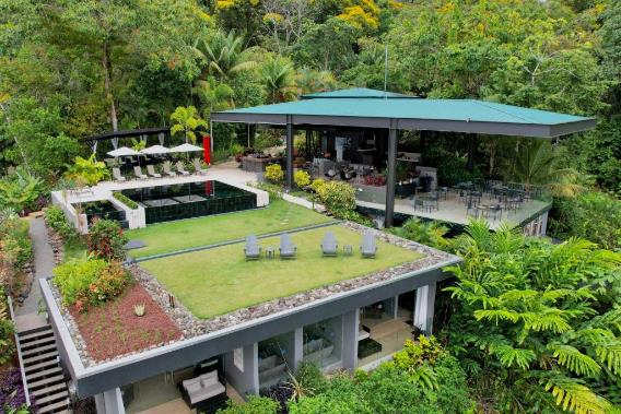 Vista aérea de Rancho Pacífico, uno de los mejores resorts todo incluido en Costa Rica, con un césped verde en la parte superior de varias de las villas VIP