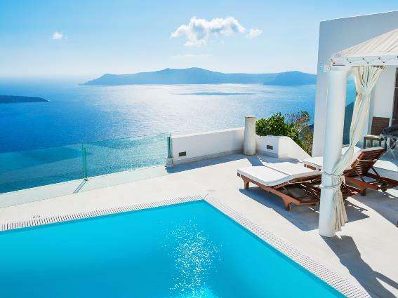 Vista fresca de un hotel en la azotea en Santorini, una de las mejores cosas que hacer allí