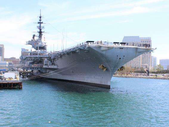 Vista frontal del museo USS Midway, una de las mejores cosas que hacer en San Diego