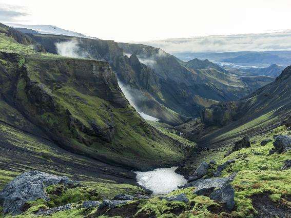 Volcán Fimmvorduhals, una de las mejores excursiones en Islandia, vista desde la cima en el verano