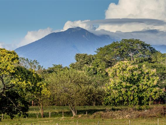 Volcán Rincón de la Vieja visto desde el campo para una pieza sobre los mejores lugares para visitar en Costa Rica
