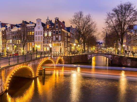 Canales en Oud West Amsterdam, uno de los mejores lugares para visitar allí