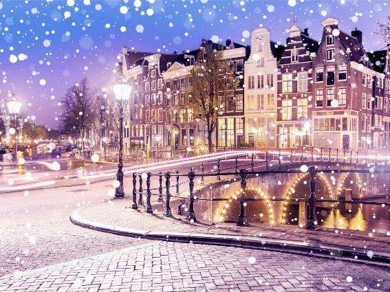 Casas tradicionales holandesas fotografiadas durante el peor momento para visitar Ámsterdam, durante los meses nevados