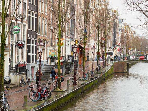 Día lluvioso en el canal durante el momento más barato para visitar Ámsterdam
