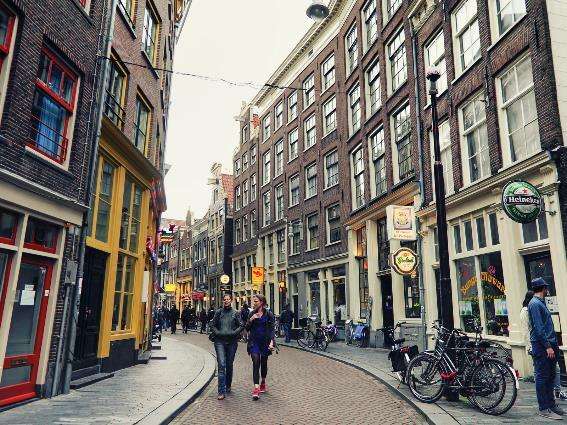 Gente caminando por la calle durante el mejor momento para visitar Ámsterdam