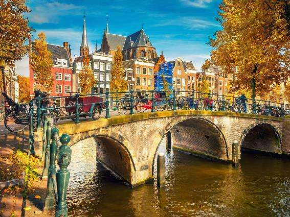 Puentes frescos sobre un canal en otoño, una de las mejores épocas para visitar Ámsterdam