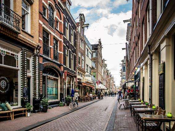 Vista de la calle de Jordaan, uno de los mejores lugares para alojarse en Ámsterdam